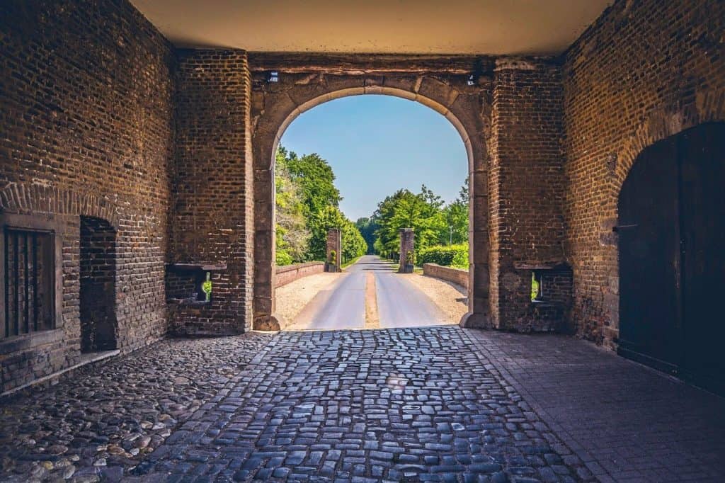castle, entrance, architecture-3417740.jpg